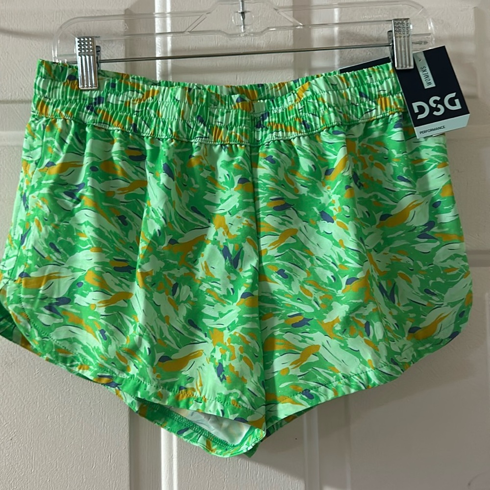 DSG MID RISE STRIDE RUNNING SHORTS: GREEN/PRINTED: NEW WITH TAGS: SIZE S